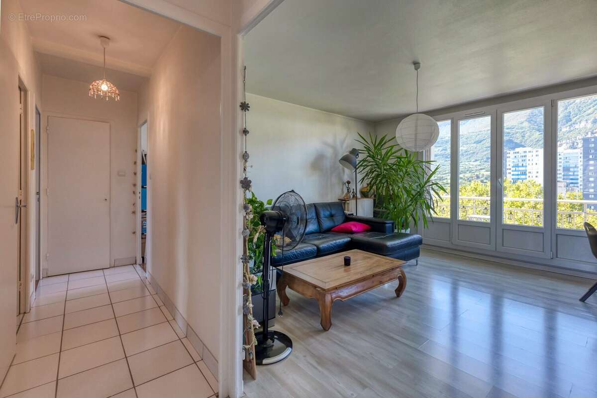 Appartement à LE PONT-DE-CLAIX