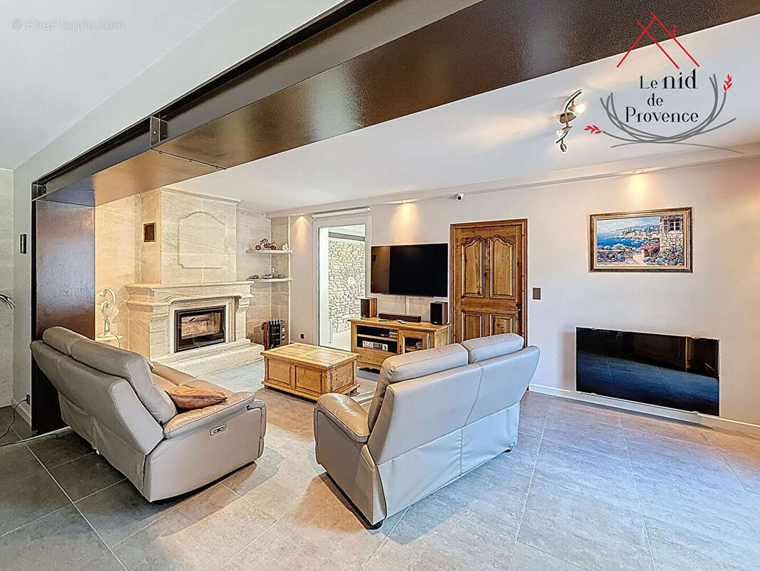 Maison à LA ROQUE-SUR-PERNES