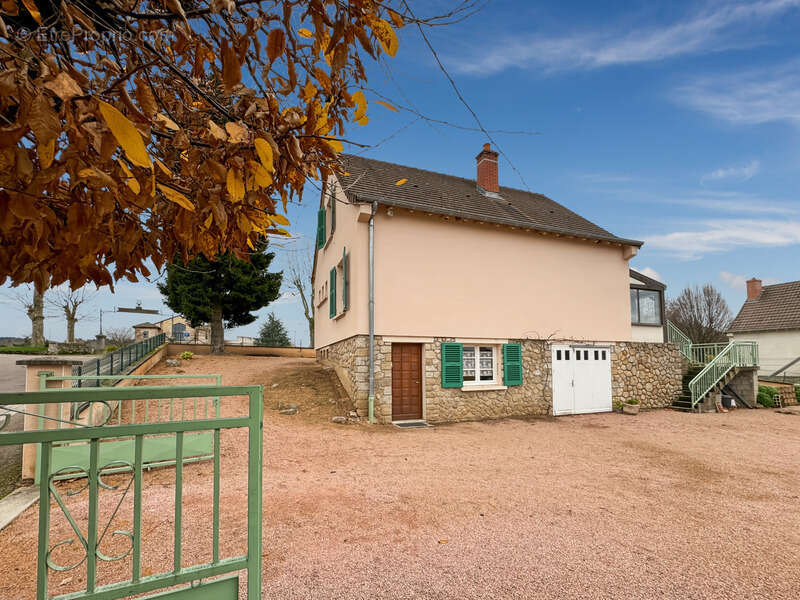 Maison à LA CLAYETTE