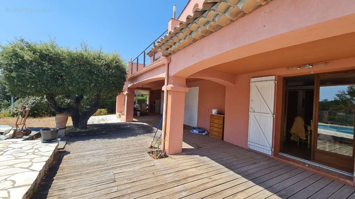 A vendre villa vue mer de l'etage 3 chambres piscine garage aux issambres - photo 4