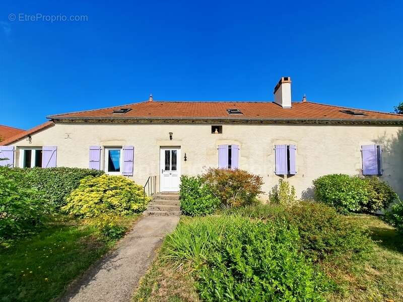 Maison à ESPINASSE-VOZELLE