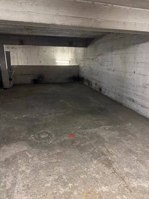 Parking à PARIS-18E