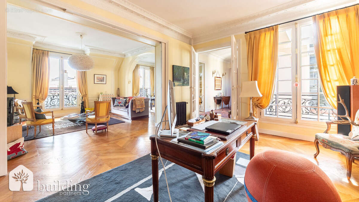 Appartement à PARIS-16E
