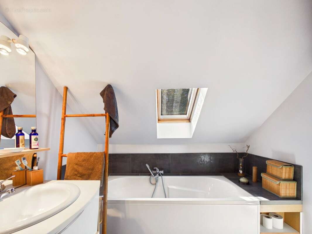 Superbe propriété en bord de rivière avec piscine à débordement et accès privé - photo 14