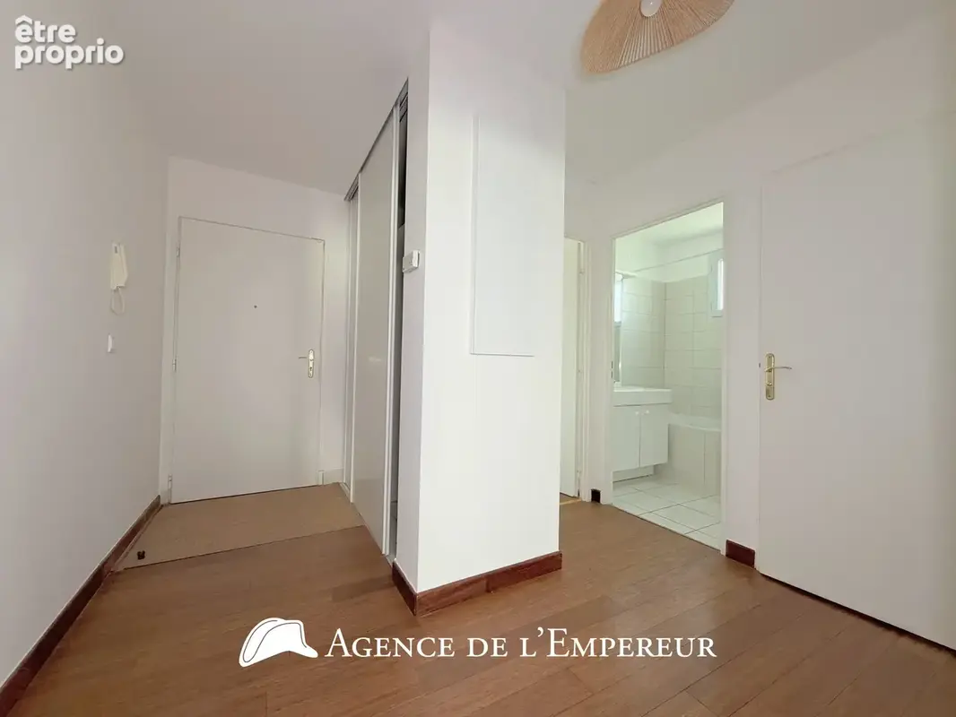 2 pièces de 49 m2 avec terrasse, parking et cave. - photo 11