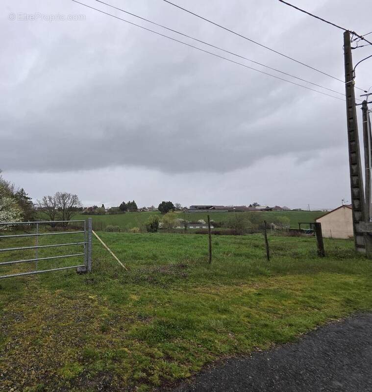   - Terrain à SAINT-REMY-EN-ROLLAT