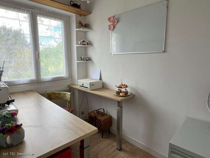 Maison de 3 Chambres dans un Impasse à Charroux - photo 15