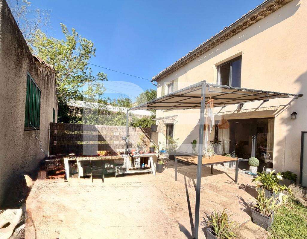 Maison à MEYNES