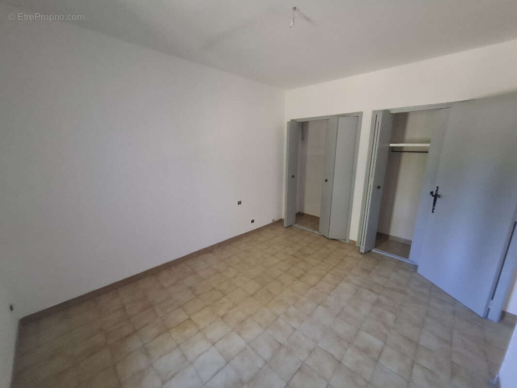 Maison de plain-pied avec cour et parking - photo 8