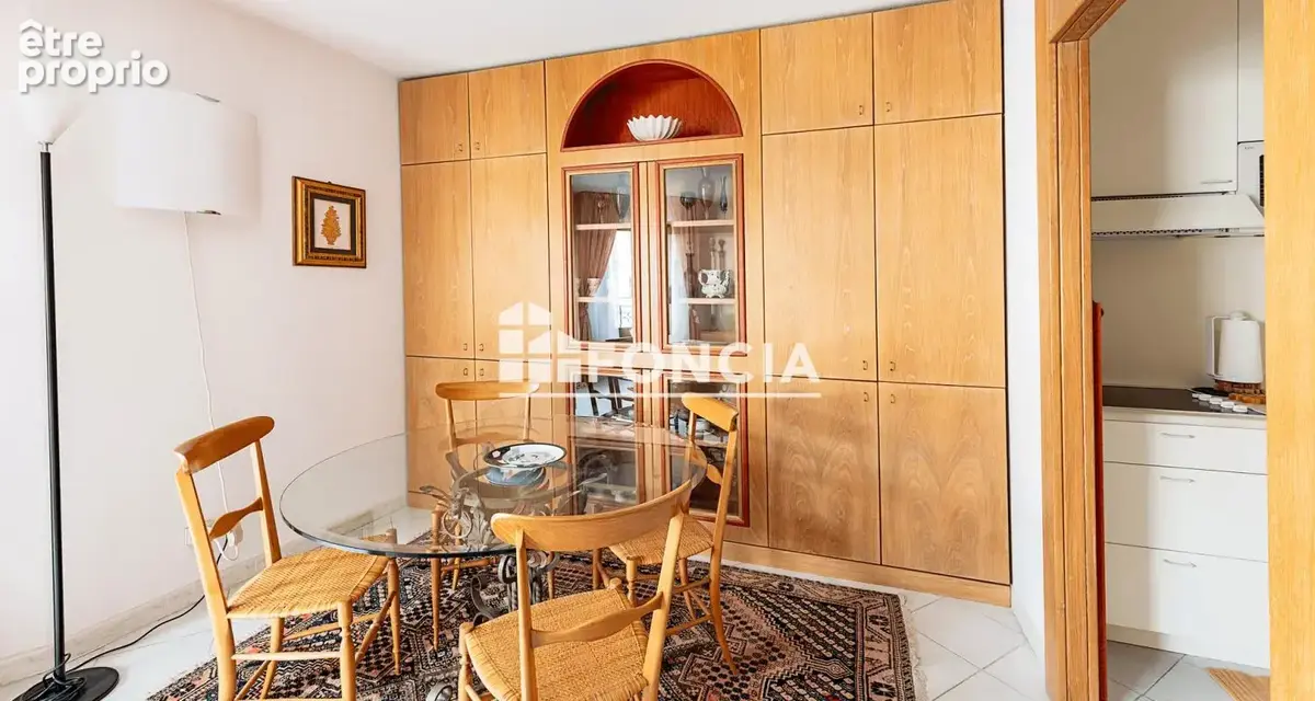 Menton centre ville, appartement de trois pieces entierement meublee sur mesure, vendu avec 2 garages - photo 2