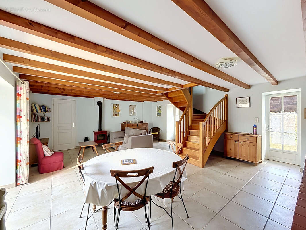 20KM gare TGV ANGOULEME : Ensemble immobilier charentais rénové avec maison principale, gîte et 6 000 m2 de te - photo 4