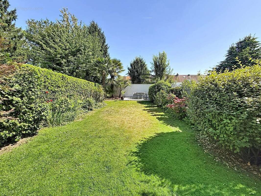 Maison 205 m² à Croix  - photo 3