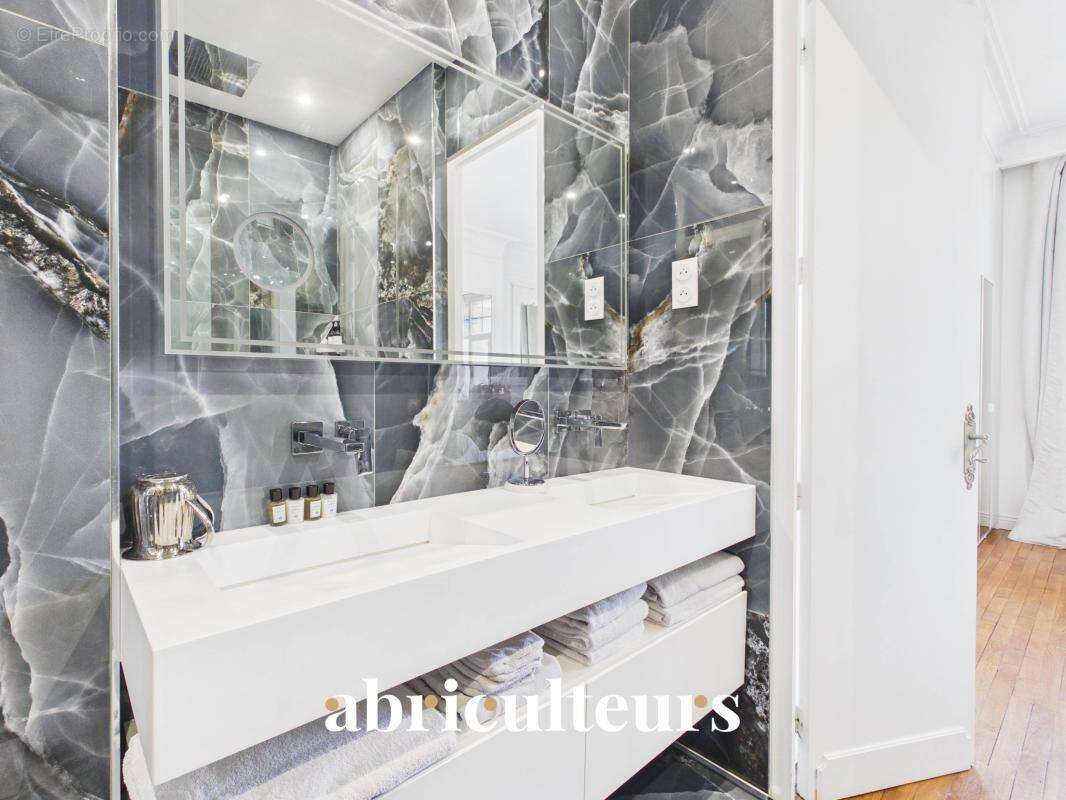 Appartement familial - 189 m² - 7 pièces - Charme de l'ancien en vente à Saint-Mandé (94160) - photo 14