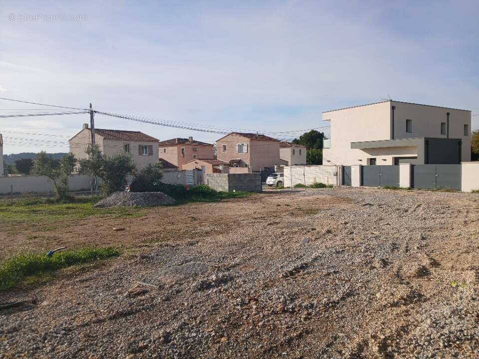 Terrain à LA FARE-LES-OLIVIERS