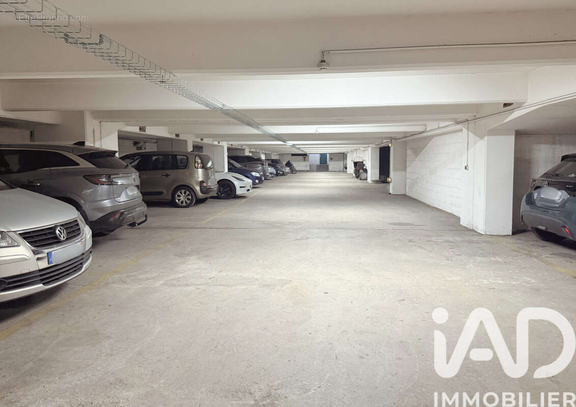 Photo 3 - Parking à PARIS-11E