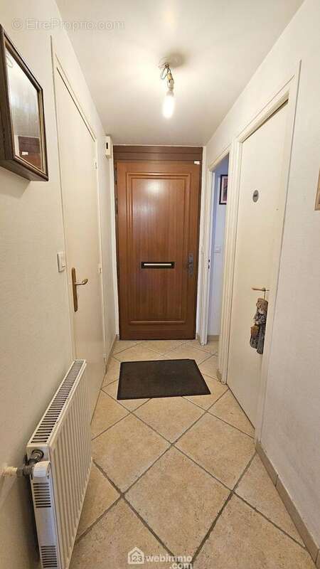 Une entrée avec son dressing et sa buanderie. - Maison à ONCY-SUR-ECOLE