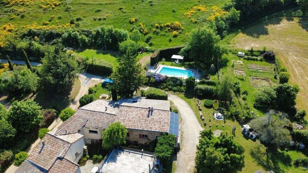 Propriété de charme avec gîte, piscine et dépendances sur 9000 m - photo 3