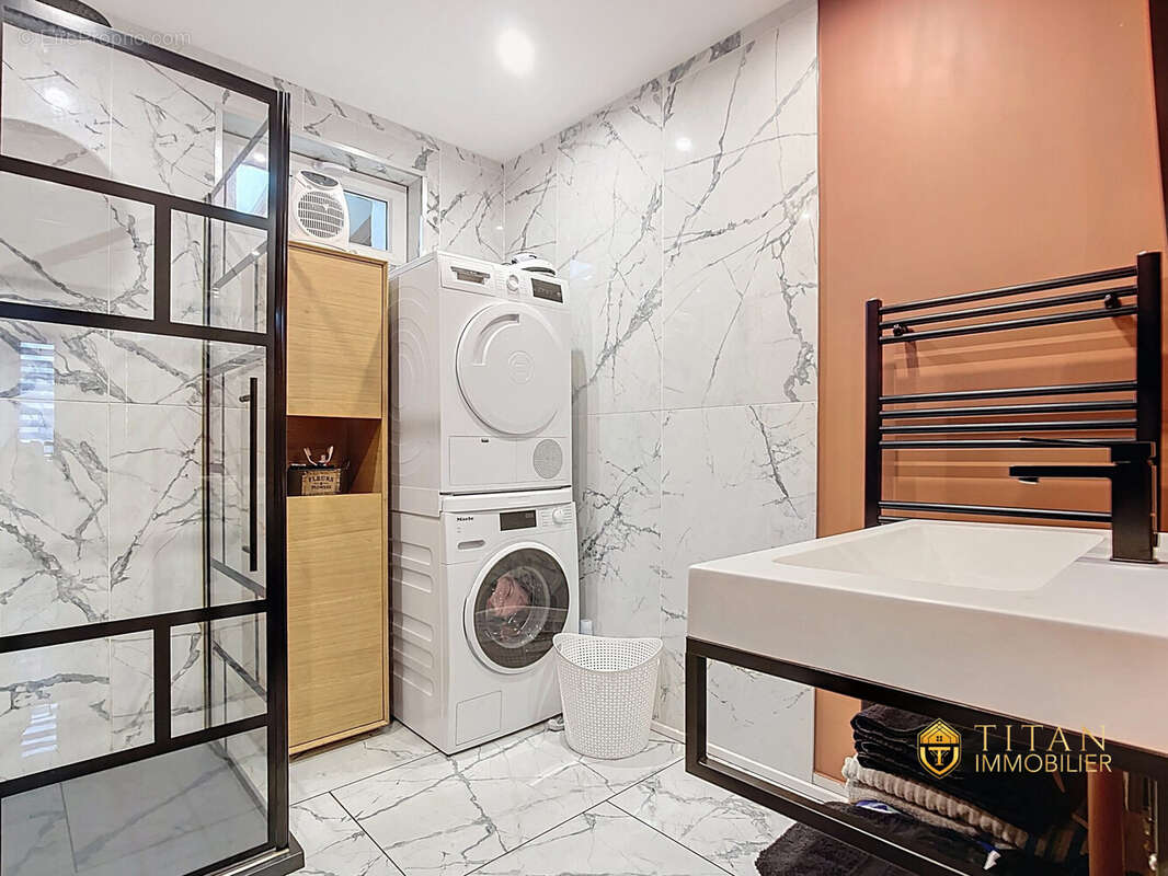 En Exclusivité : Maison semi-individuelle, 3 chambres, grand jardin avec terrasse, garage et places de stationnements. Titan immobilier - Maison à DUNKERQUE