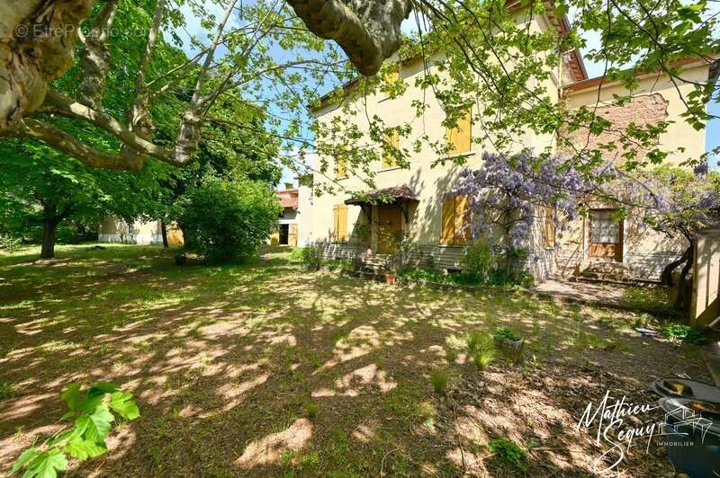 Appartement à GREZIEU-LA-VARENNE