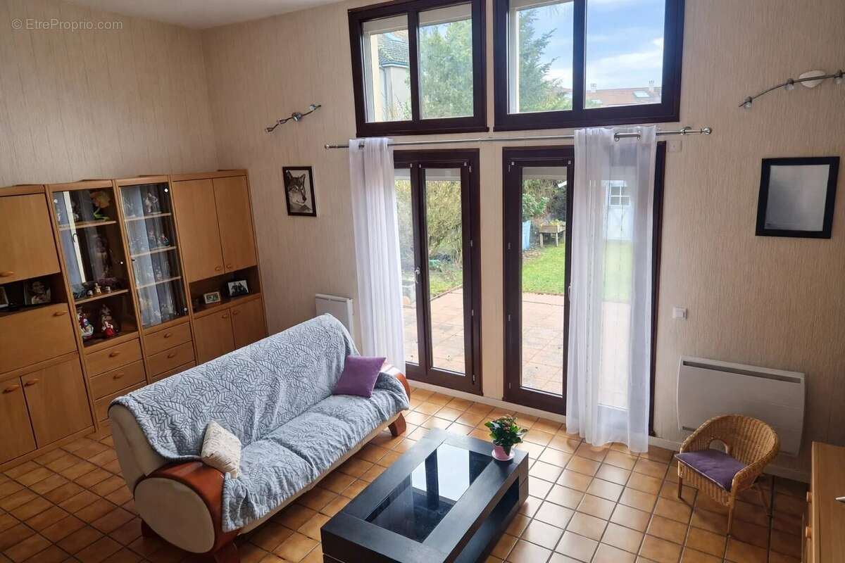 Maison à VOISINS-LE-BRETONNEUX