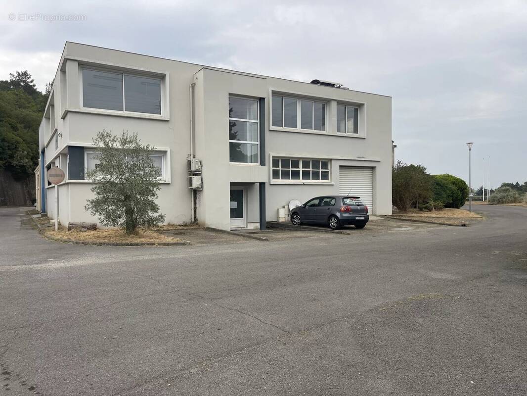 A VENDRE  Bureaux + Entrepôt au total   610m2 - photo 2