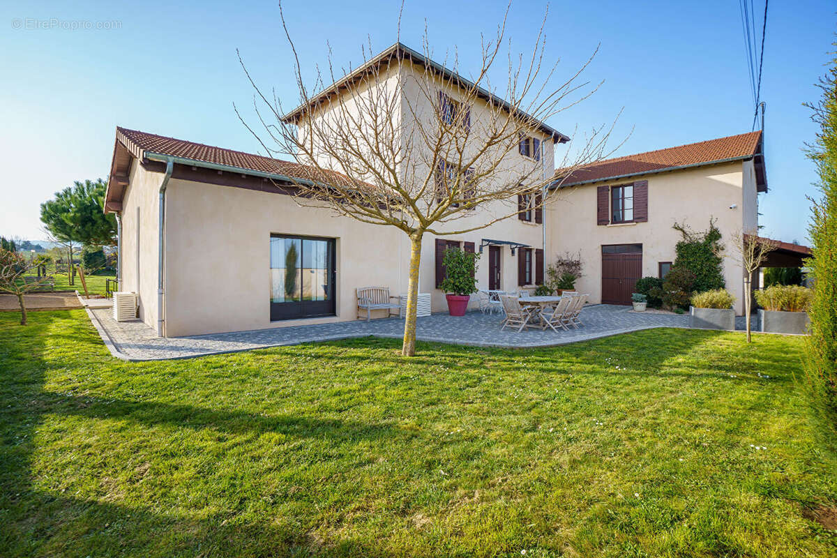 Maison d'exception Charentay 6 pièces 208 m2 - photo 3