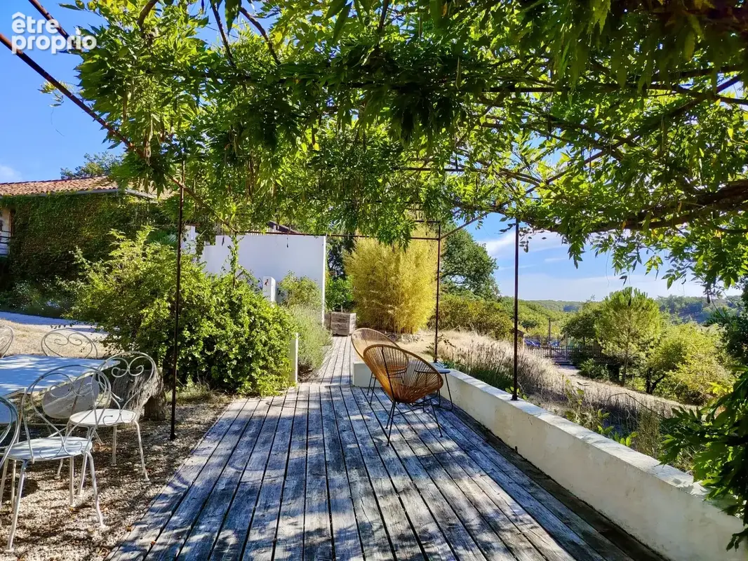 Propriété avec 2 gîtes, une chambre d'hôtes et 2 piscines - 2,2 hectares - VIC FEZENSAC (32) - photo 2
