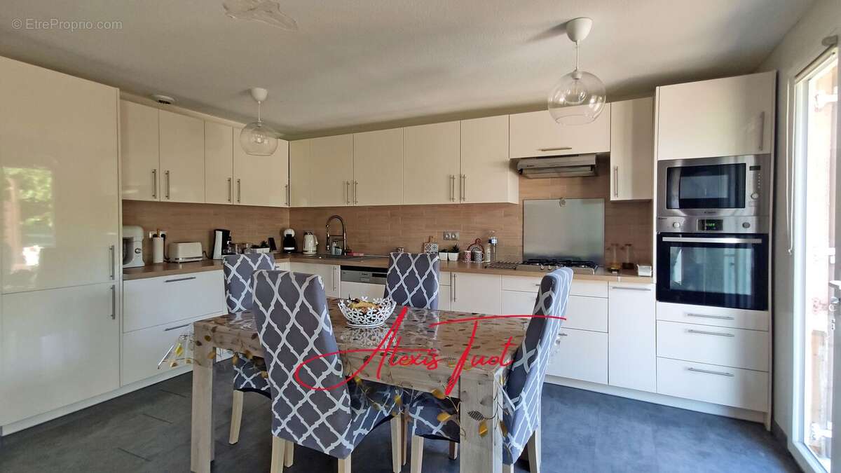 Maison à AMBARES-ET-LAGRAVE