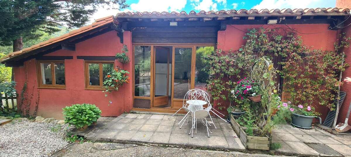 Maison 274 m² à Saint-Laurent-De-Cerdans  - photo 5