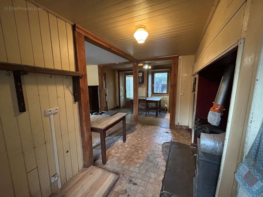 Maison à LA ROCHE-CANILLAC