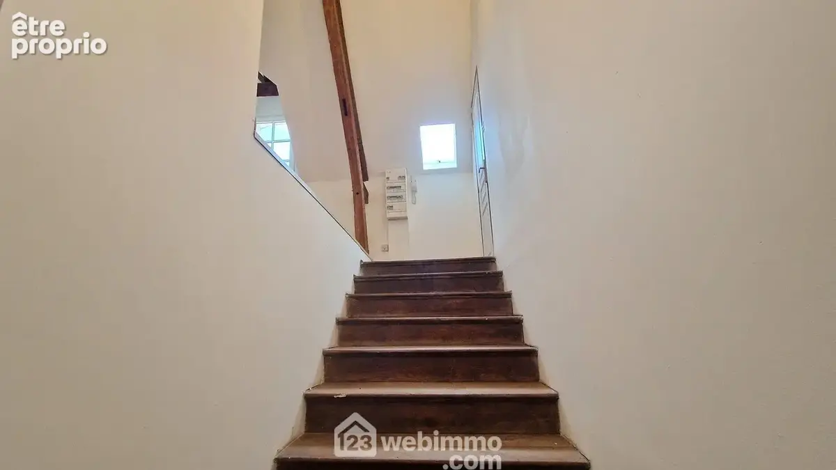 L'entrée de l'appartement se fait au premier étage, allons découvrir celui-ci...