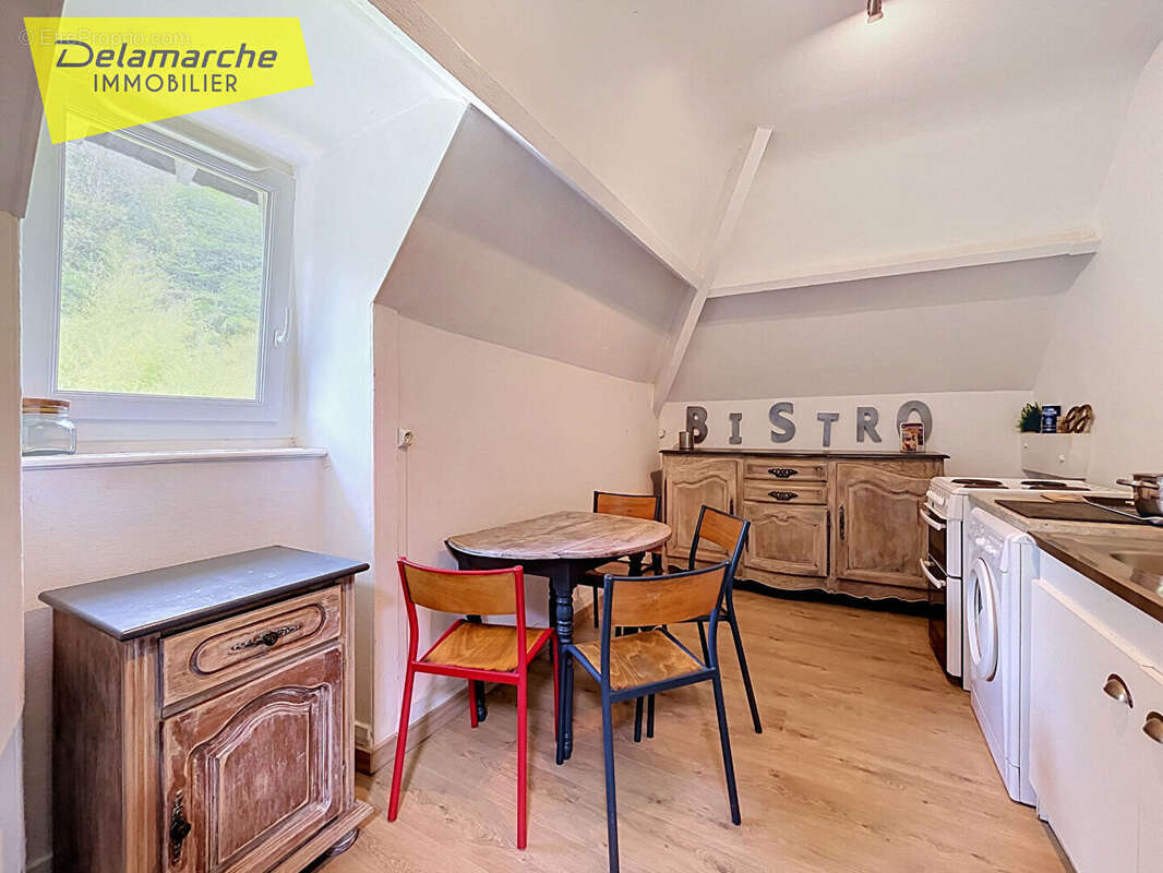 Immeuble historique - 2 appartements et 1 local commercial - Saint-Jean-le-Thomas (50530) - photo 8