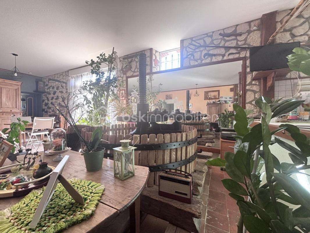  Propriété d’exception aux portes de Sonzay – Charme, volumes et potentiel unique  - photo 4