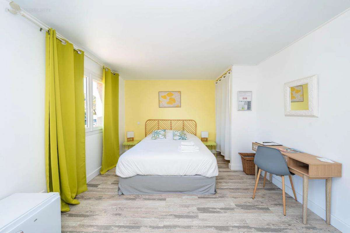 Commerce à ROQUEBRUNE-SUR-ARGENS