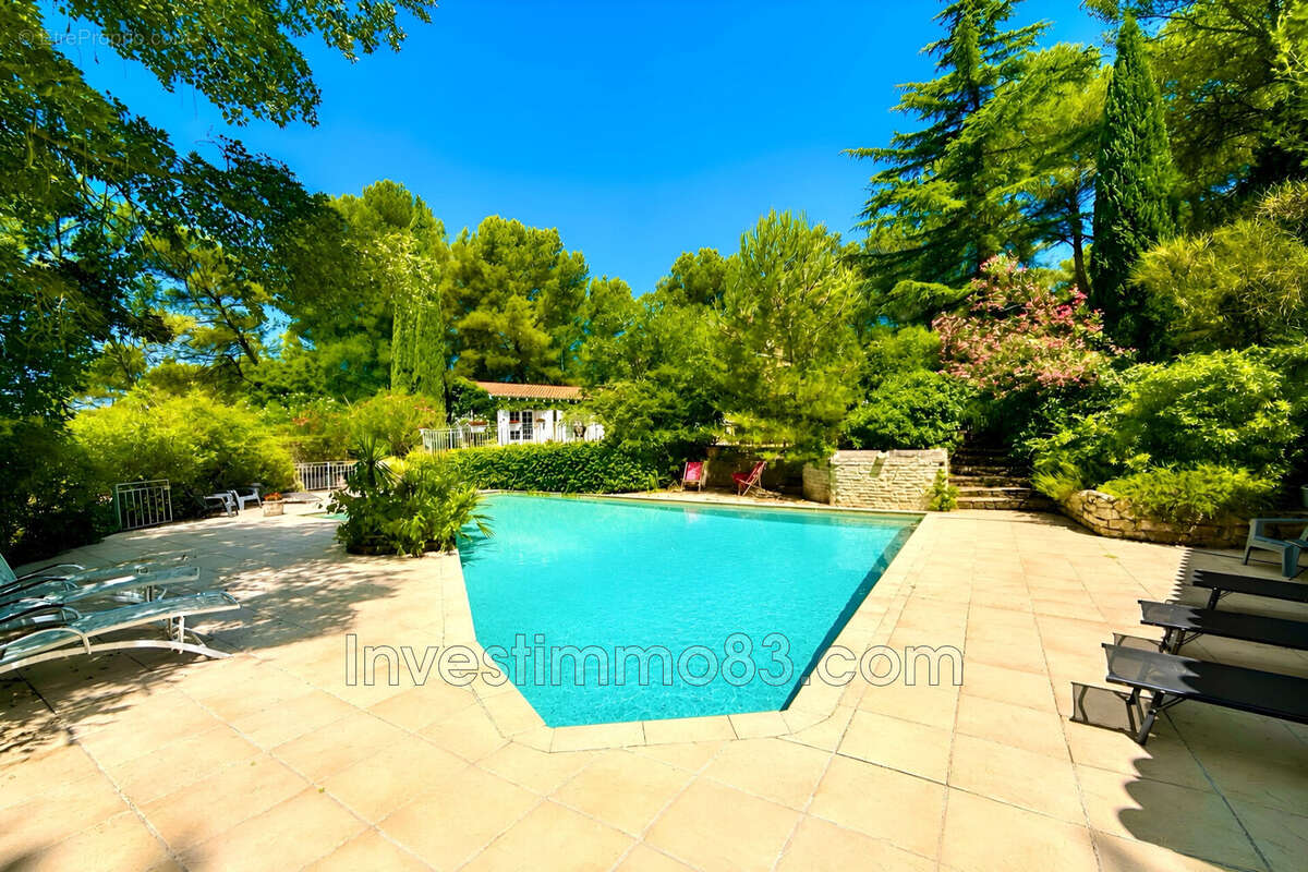 Maison 253 m² à Chateauneuf-Le-Rouge  - photo 8