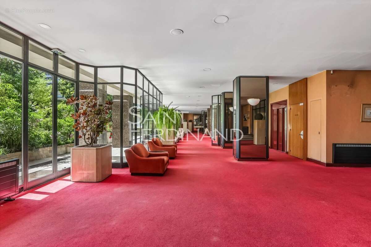 Neuilly Mairie - photo 11