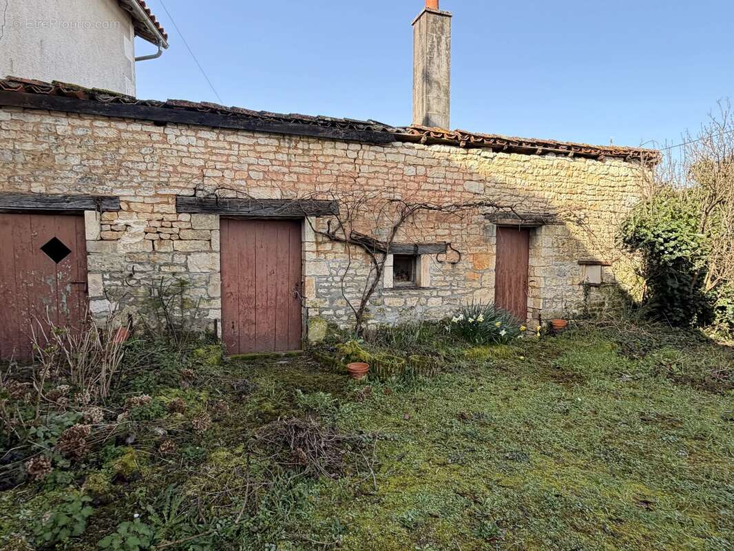 Maison à COURCOME