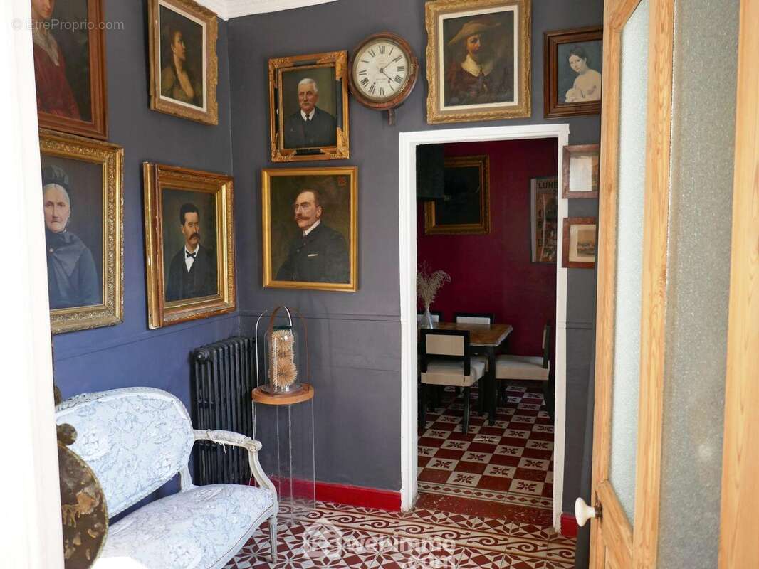 A droite de l'entrée, un petit salon. - Maison à AVIGNON