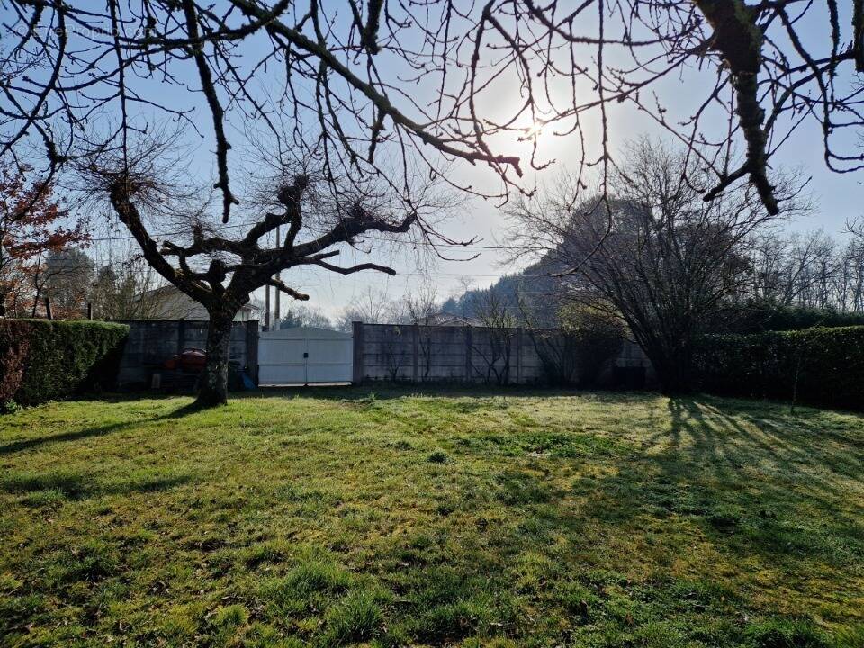 Terrain à AMBARES-ET-LAGRAVE