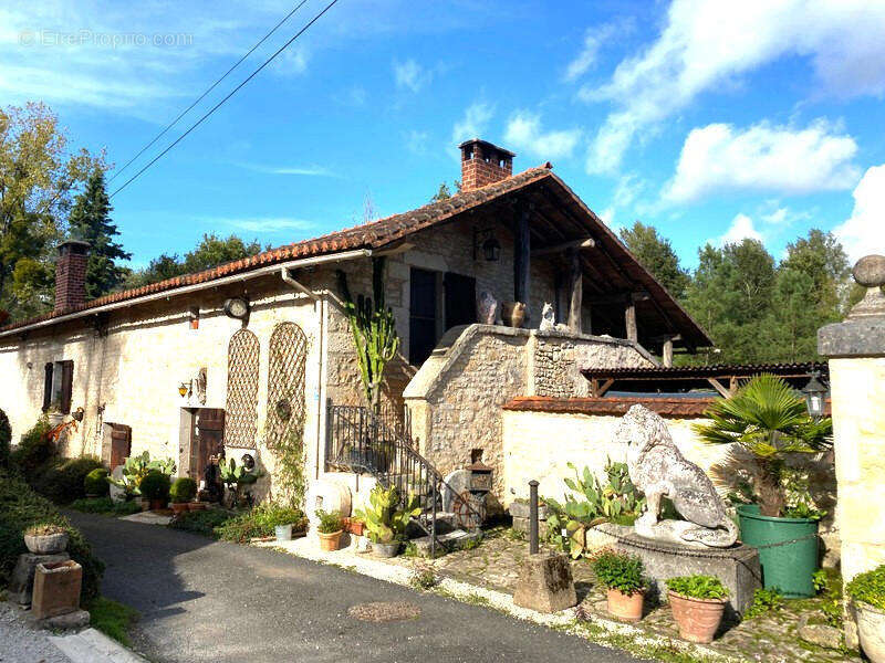 OVERVIEW - Maison à CHASSENEUIL-SUR-BONNIEURE