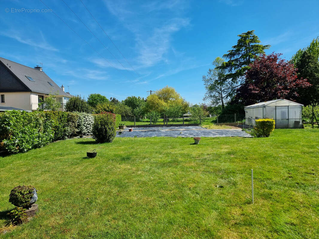 Terrain à SAINT-ERBLON