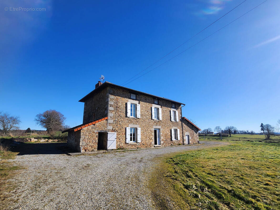 Photo 1 - Maison à SAINT-LEONARD-DE-NOBLAT