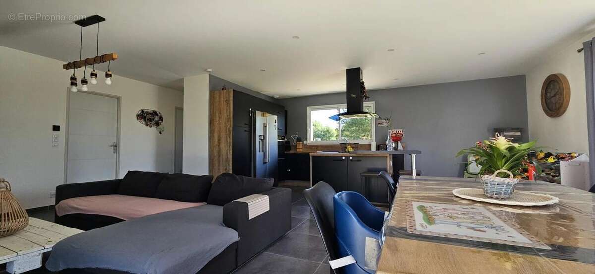 Maison à COURS-DE-PILE