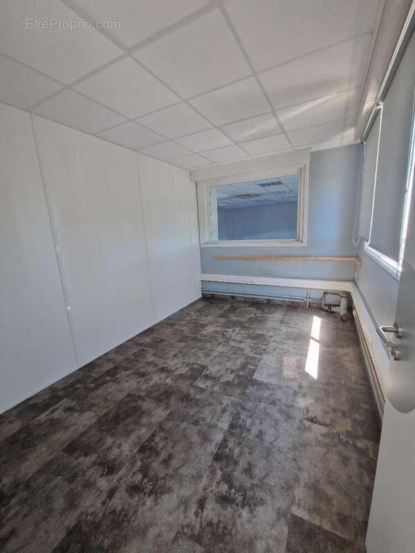   - Commerce à GIVORS