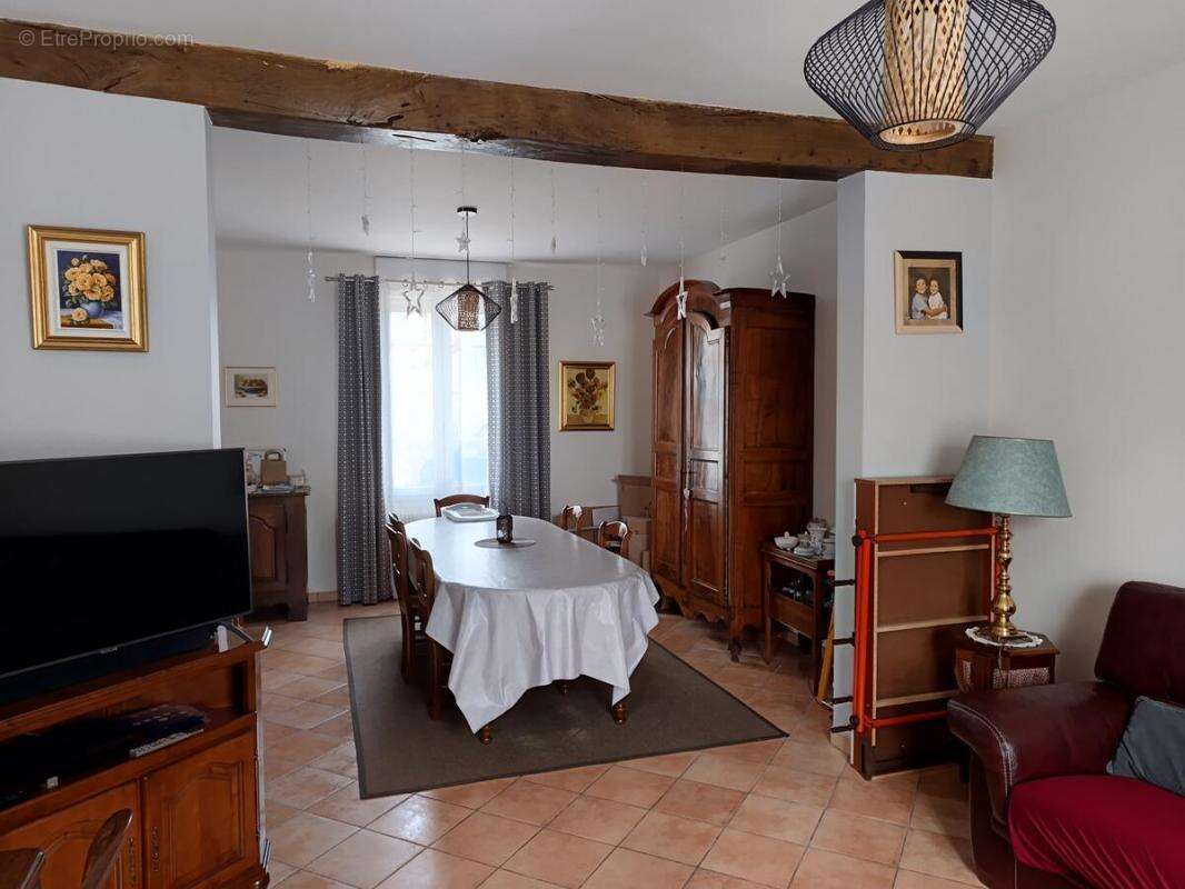 Maison à SAINT-MEDARD-DE-GUIZIERES