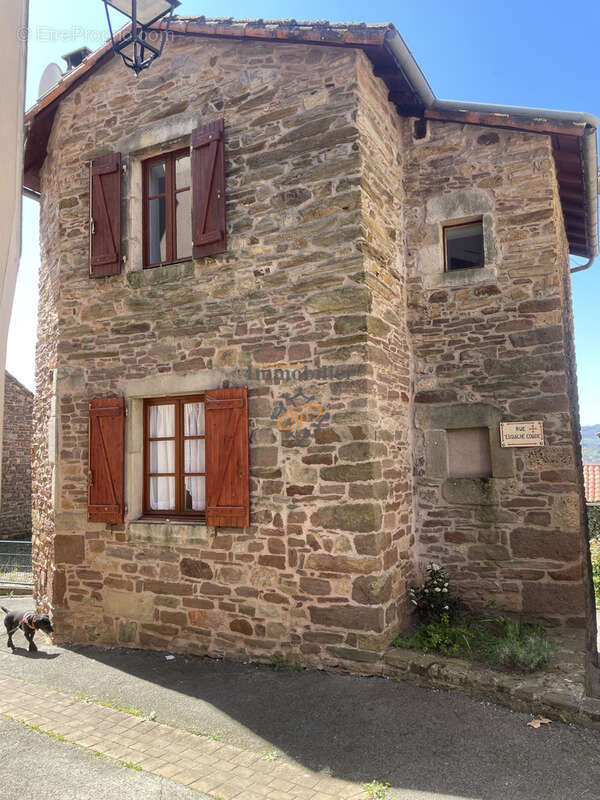 Maison à SAINT-VICTOR-ET-MELVIEU