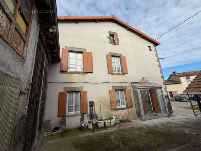 Maison à MARINGUES