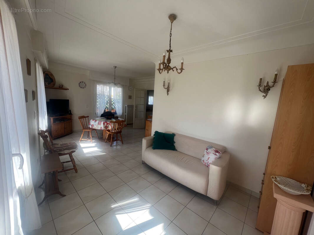 EXCLUSIVITE- BAISSE DE PRIX-Bel emplacement pour ce T3 de 77m2 avec vue dégagée sur Tennis Club de Menton-Balc - photo 7