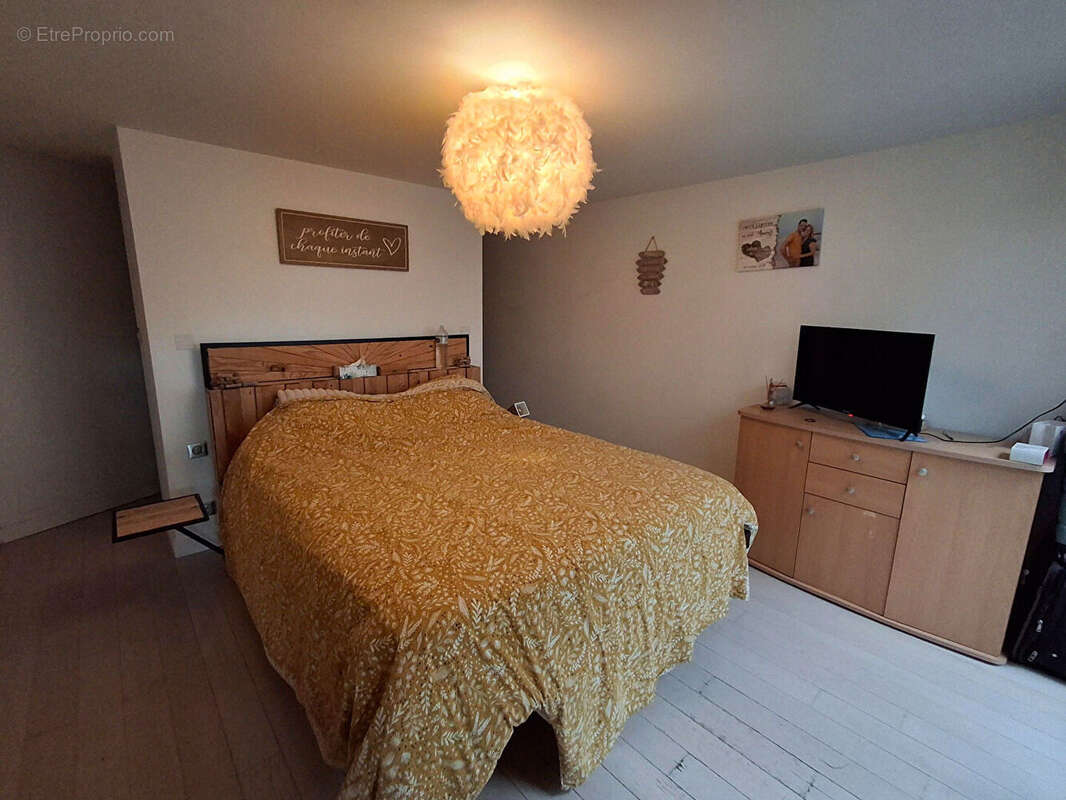 Maison à SAINT-CYR-DU-DORET