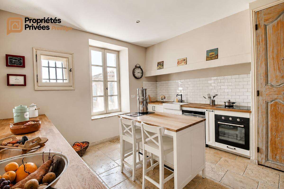 TARASCON  EN EXCLUSIVITÉ  Exceptionnel mas en pierre rénové de 364 m² habitables, offrant près de 944 m² bâtis sur un terrain cl - photo 4